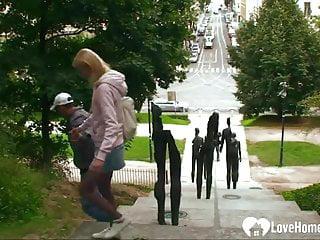 Blonde Schlampe wird im Freien gefickt