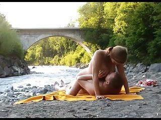 Versteckte Kamera filmt Pärchen beim Sex im Bad