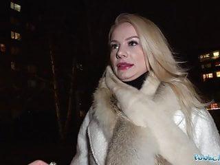 Sexy Blondine in der Öffentlichkeit gefickt