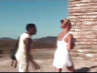 Grosser schwarzer Schwanz für eine blonde Schlampe