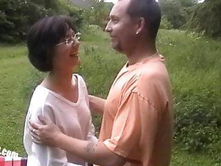 Lisa und ihr Cuckold Dreier im Freien