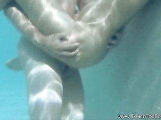 Junge Brünette von der seite gefickt