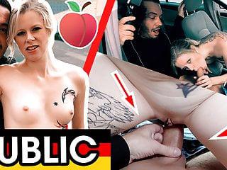 Exhibitionistische Claudia Berlin fickt in einem deutschen Auto