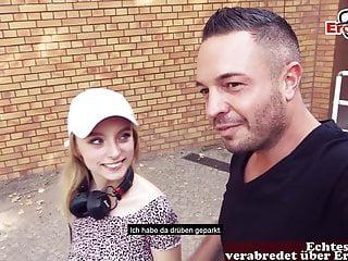 Junge Studentin in der Öffentlichkeit gefickt