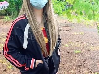 Geile Asiatin wird im Park gefickt