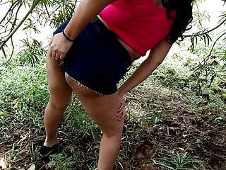 Indische Lehrerin fickt ihren grossen Arsch in der Öffentlichkeit