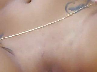 Junges Paar treibt es im Freien