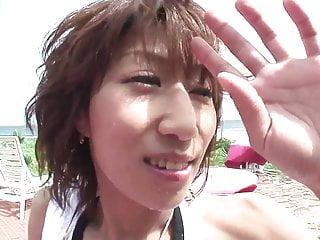 Geile Brünette bläst Schwanz am Strand