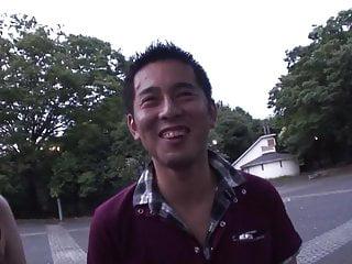 Notgeiler Kerl bekommt sein werkzeug von Brünette gesaugt