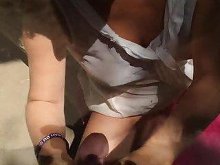 Französin fingert sich vor der Kamera