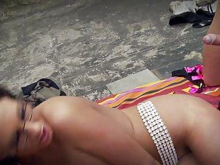 Verführerische Frau mit großem Arsch genießt es hart anal