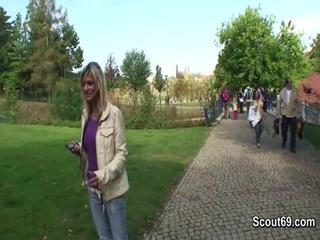 Junges Teen bei Outdoor Dreier Sex im deutschen Park mit Studenten Junges Teen bei Outdoor Dreier Sex im deutschen Park mit Studenten
