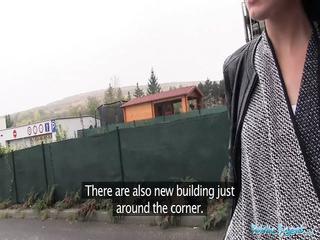 Brünette jessica beil in der hündchenstellung gefickt