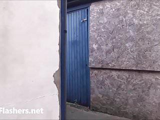Blonde Milf macht sich nackt im Freien