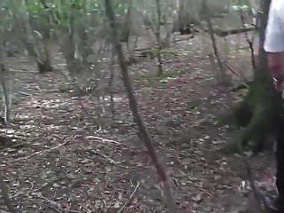 Schlampe wird im Wald oral und vaginal gefickt