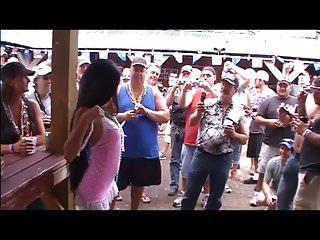 Nepali zeigt sich nackt auf dem Strand