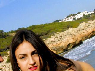 Brünette mit gepiercten Nippeln bläst und wird vollgespritzt