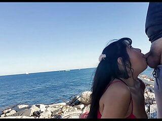 Geile Brünette bläst in der Öffentlichkeit und schluckt Sperma