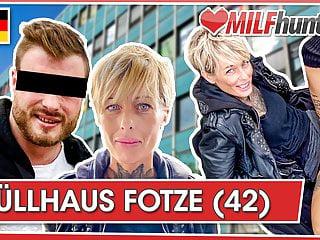 Milf Hunter geile deutsche Mutter mit Brille beim Sex mit dem Fremden Kerl auf der straße