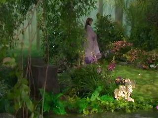 Atemberaubend großartig - Brünette mit großen Brüsten masturbiert