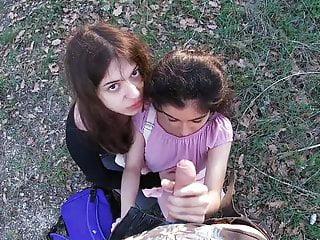 Zwei fremde haben spaß mit zwei Mädchen im schulmädchenoutfit